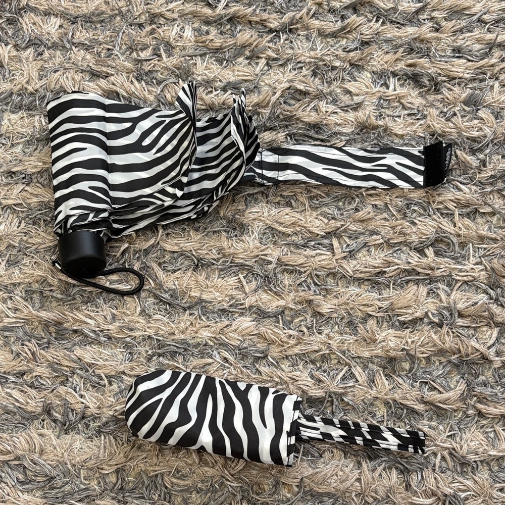 Portable Zebra Print Compact Purse Umbrella, Adorable & Portable - Picture 4 of 5